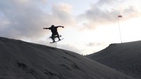 Gumuk Pasir Parangtritis terletak di dekat kawasan Pantai Parangtritis dan Parangkusumo. Traveler bisa sekadar berfoto atau mencoba sandboarding.  (Eli husen/dtraveler)