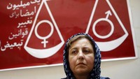 Dalam bidang pendidikan, Ebadi beruntung tumbuh pada saat keterbukaan dan akses terhadap pendidikan masih mudah untuk perempuan. Mohammad Reza Pahlavi, penguasa Iran saat itu, memang memimpikan Iran menjadi negara modern layaknya negara-negara Barat. Untuk itu, ia memberi porsi lebih terhadap perempuan untuk bisa tampil di ruang publik. Behrouz Mehri/AFP via Getty Images.