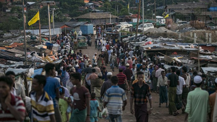 Laporan infeksi virus corona pertama dilaporkan penghuni kamp pengungsi Rohingya di Bangladesh pada Kamis (14/5). WHO kini menelusuri awal penularan.