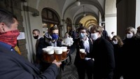 Beberapa pusat kegiatan ekonomi seperti Bar, restoran, cafe di Ceko juga sudah mulai ramai pasca kebijakan pelonggaran lockdown. Foto: AP/Petr David Josek