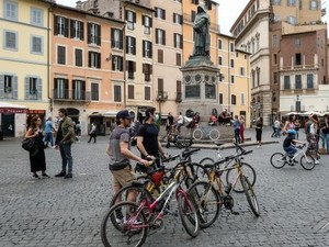 Italia Longgarkan Lockdown, Bisnis Tak Bisa Menunggu Sampai Vaksin Ditemukan