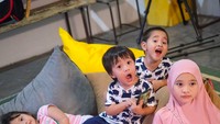 Keempatnya selalu habiskan waktu bersama. Kini mereka tinggal di Yogyakarta dan kerap mengisi waktu dengan kegiatan syuting di rumah aja agar tetap produktif. Foto: Instagram zaskiadyamecca
