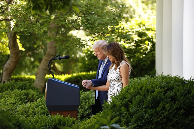 Seperti biasa, Melania Trump tampil dengan gayanya yang maksimal dan elegan. Perempuan 50 tahun itu menebar pesonanya dalam balutan sheath dress putih bercorak warna-warni karya Jason Wu. (Foto: AP/Alex Brandon)