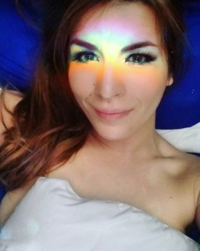 Di dunia game, wanita memang tidak terlalu banyak meski jumlahnya selalu mengalami peningkatan. Sebagai seorang gamer wanita, Kat Gunn pun menganggap bahwa permainan tersebut bisa untuk semua orang. Terlebih komunitas gaming bisa mendekatkan orang dari berbagai kalangan. Foto: Instagram @mystikgunn