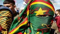 Etnis Kurdi yang bertempur bersama milisi Arab setempat di bawah bendera Syrian Democratic Forces (SDF) dibantu serangan udara dan senjata dari pasukan koalisi berhasil mengusir ISIS di wilayah Suriah timur laut dan menguasai wilayah puluhan ribu kilometer persegi yang berbatasan dengan Turki. Ulas Tosun/Getty Images.