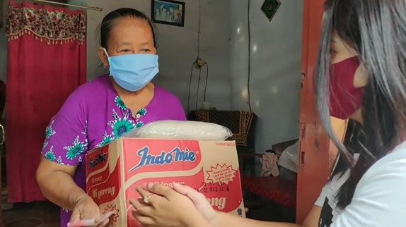 Heboh Donasi Nasi Bungkus Isi Uang Rp 1 Juta, Wanita Ini Juga Bagikan Beras 'Bahagia'