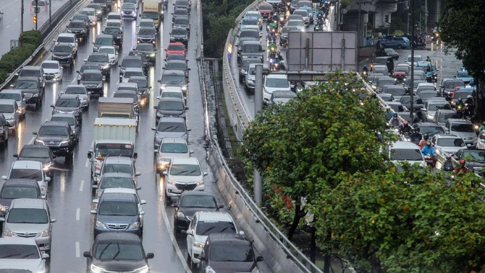Setelah pagi tadi kemacetan terjadi di Tol Halim yang mengarah ke Tol Dalam Kota, Cawang, Jakarta Timur, Sore ini Kemacetan kembali terjadi di Tol Dalam Kota dan Jalan Gatot Subroto. Ini potretnya.