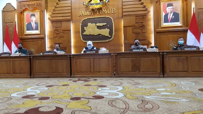 Gubernur Jawa Timur Khofifah jumpa pers di grahadi