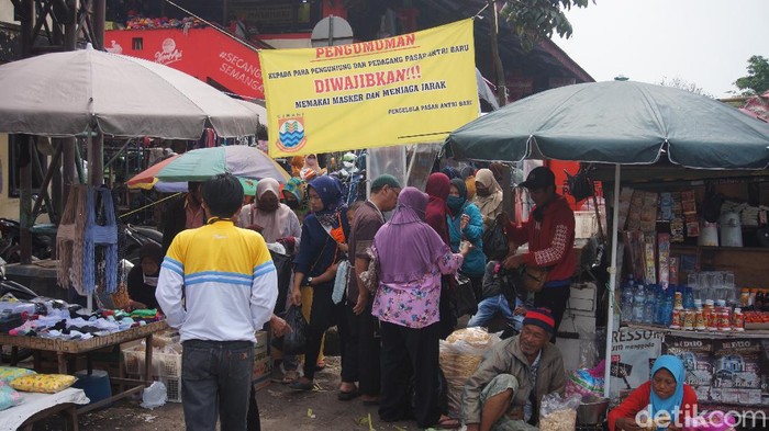 Warga Cimahi Sesaki Pasar Saat Pandemi