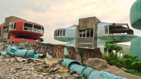 Sementara itu beberapa orang lainnya meyakini bahwa resor tersebut mendapat kutukan setelah dihancurkannya sebuah patung naga. Sebelumnya, sebuah naga beton besar berdiri di pintu masuk, namun seseorang memutuskan untuk menghancurkannya agar pintu masuk bisa lebih lebar. Michiel van Iersel/failedarchitecture.com.