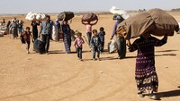 Pasukan multinasional yang dipimpin Amerika kemudian melancarkan serangan udara untuk mendukung milisi Peshmerga. YPG dan Partai Buruh Kurdi (PKK) yang berjuang meraih otonomi Kurdi di Turki membantu serangan ini. Stringer/Getty Images.