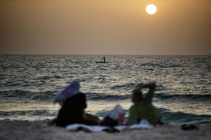 Cara Asyik Warga Palestina Ngabuburit Menunggu Berbuka Puasa Banyak hal yang dapat dilakukan orang untuk menunggu datangnya waktu berbuka puasa. Sebagian warga Palestina memilih bersantai bersama keluarga di tepi pantai di Kota Gaza.