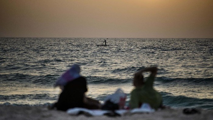 Banyak hal yang dapat dilakukan orang untuk menunggu datangnya waktu berbuka puasa. Sebagian warga Palestina memilih bersantai bersama keluarga di tepi pantai di Kota Gaza.