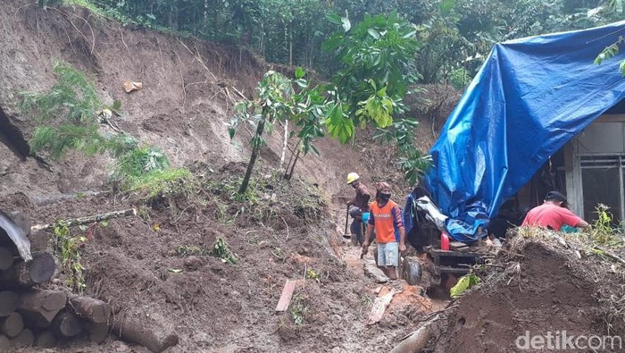 Akses dua desa di Kecamatan Licin, Banyuwangi terputus akibat longsor. Longsor terjadi setelah wilayah tersebut diguyur hujan sejak Minggu (17/5) sore.