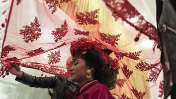 Pemenang kategori People diraih Yam G-Jun dari Malaysia. Menampilkan pernikahan suku Dungan di Milyanfan, Kyrgyzstan. Alat Sony ILCE-7M3, focal length 28 mm, 1/320, f2.8, ISO6400. Foto: Smithsonian