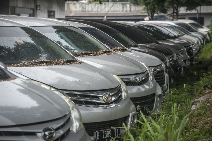 OMZET PENGUSAHA RENTAL MOBIL MENURUN mobil berderet terparkir di salah satu gerai rental mobil di Jakarta, Senin (18/5/2020). Sejumlah pemilik bisnis penyewaan mobil mengaku mengalami penurunan omzet yang signifikan dibanding bulan Ramadhan tahun lalu, akibat adanya kebijakan dilarang mudik yang dikeluarkan pemerintah untuk membatasi penyebaran COVID-19. ANTARA FOTO/Aprillio Akbar/wsj.