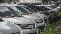 Mobil berderet terparkir di salah satu gerai rental mobil di Jakarta, Senin (18/5/2020).
