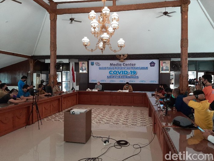 Warga Kabupaten Probolinggo dizinkan salat Idul Fitri di masjid. Namun tetap menjaga jarak untuk mencegah penyebaran Corona.