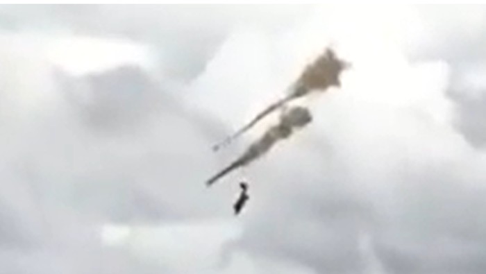 Pesawat jet Canadair CT-114 Tutor milik tim aerobatik Skadron 431 Angkatan Udara Kanada, jatuh di Kamloops, British Columbia, pada Minggu (17/5/2020). Insiden yang menewaskan satu orang awak ini terekam dalam video berikut ini.