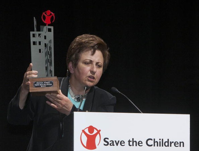 Pornografik dasturlar bilan rus teledasturlari U oziga bir shisha shampan soldi.