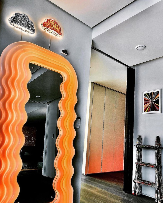 Perasaanku saja atau rumah ini memang terlihat mengganggu... kata salah satu netizen. Bagaimana menurut kamu rumah baru G-Dragon ini? Foto: Instagram/@xxxibgdrgn