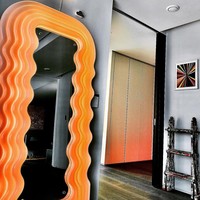 Perasaanku saja atau rumah ini memang terlihat mengganggu... kata salah satu netizen. Bagaimana menurut kamu rumah baru G-Dragon ini? Foto: Instagram/@xxxibgdrgn