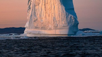 Pemenang kategori Travel diraih Natnattcha Chatyrapitamorn dari Thailand. Menampilkan gunung es di Greenland. Alat: Nikon D850, focal length 100mm, 1/200, f9, ISO640. Foto: Smithsonian