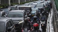 Pemandangan kemacetan itu sempat hilang dan tak terlihat dengan jelas tatkala pemerintah memberlakukan Pembatasan Sosial Bersekala Besar (PSBB) Jakarta untuk menghentikan penyebaran virus Corona.