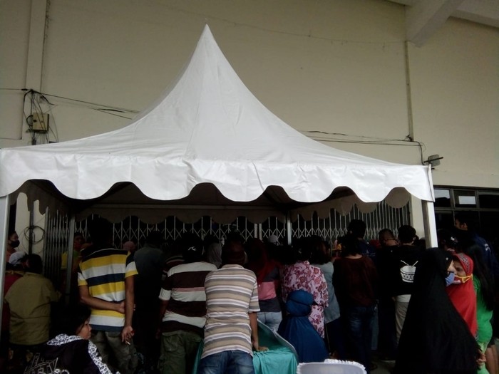 Suasana di pasar murah yang digelar di Gedung Serbaguna, Medan (Ahmad Arfah-detikcom)