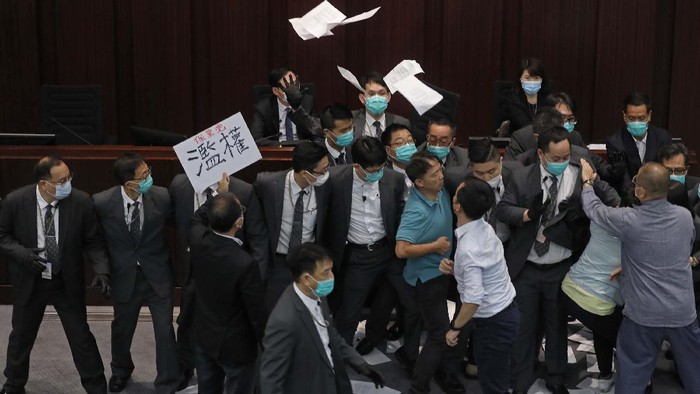 Keributan pecah di Parlemen Hong Kong. Anggota parlemen pro-demokrasi dan pro-Beijing terlibat pertengkaran terkait jabatan komite penting.