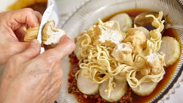 Lontong mie in Indonesian for its famous traditional food, or in English maybe spelled rice cake and noodle in vegetable soup
