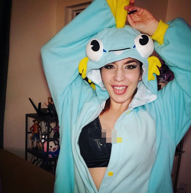 Sebagai gamer cantik, Kat Gunn tentu cukup populer di YouTube dan Instagram. Kat juga sering didaulat menjadi host untuk acara YouTube GamerChix. Foto: Instagram @mystikgunn