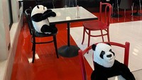 Maison Saigon menempatkan boneka panda di restorannya sehingga orang harus duduk di jarak aman. Juga, jika pelanggan datang untuk makan sendiri, pelanggan akan memiliki teman.