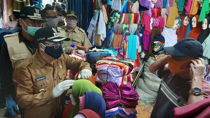 PSBB Hari Kedua, Toko Bebas Berjualan, Sementara Mal Ditutup