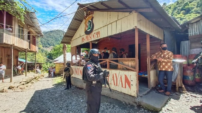Momen Kapolda Papua mengunjungi Pospol 99 Ndeotadi pascapenyerangan (dok. Istimewa)