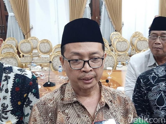 Sesuai edaran dari Pemprov Jatim, Masjid Al Akbar Surabaya akan mengadakan salat Idul Fitri 1441 H. MUI Jatim menilai edaran tersebut sudah tepat dan saatnya warga Jatim move on dari COVID-19.