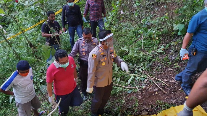 Polisi olah TKP penemuan mayat yang tinggal kerangka di Wonogiri, Senin (18/5/2020).
