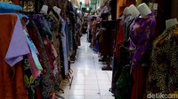 Menjelang lebaran atau memasuki arus mudik seperti saat ini, biasanya para pedagang batik di Pasar Batik Setono, Kota Pekalongan, meraup keuntungan. Namun tidak  tahun ini. Ditengah pendemi corona, tidak ada pemudik. Pengunjung pasar batikpun sepi.