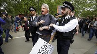 Kepolisian London mengaku telah menangkap 13 orang dalam ujuk rasa tersebut. AP Photo/Kirsty Wigglesworth.