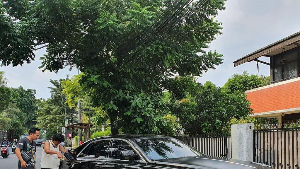 Ini Rolls-Royce Raffi Ahmad yang Diisi Bensin Eceran dan Dipakai Jemur Kasur Denny Cagur Ini Rolls-Royce Raffi Ahmad yang Diisi Bensin Eceran dan Dipakai Jemur Kasur Denny Cagur