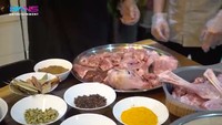 Saat itu Syekh Ali Jaber memasak nasi mandi dan nasi bukhari untuk Raffi. Ia membawa bahan-bahan, berikut bumbu autentik Timur Tengah. Foto: YouTube Rans Entertainment