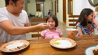 Hanung tak segan membantu suapi anak-anaknya makan sahur. Kata Zaskia, saat disuapi ayahnya, makanan jadi lebih cepat habis. “Karena sekali dia bersuara anak2 lgsg jiper atau dia ikutan ngabisin tu makanan 😂 seringan yang kedua sih,” ucapnya. Foto: Instagram zaskiadyamecca