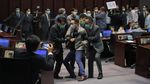 Keributan Pecah di Parlemen Hong Kong