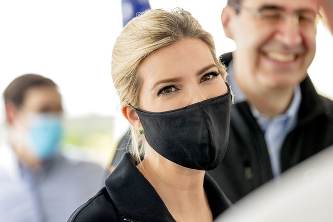 Berbeda dari ayah dan ibu tirinya, Ivanka Trump mengandalkan masker ketika berinteraksi dengan publik. Ia memakai masker hitam yang senada dengan warna pakaiannya saat mengecek pengemasan stok makanan di sebuah pabrik di Laurel, Maryland. (Foto: AP Photo/Andrew Harnik)