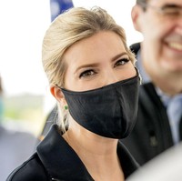 Berbeda dari ayah dan ibu tirinya, Ivanka Trump mengandalkan masker ketika berinteraksi dengan publik. Ia memakai masker hitam yang senada dengan warna pakaiannya saat mengecek pengemasan stok makanan di sebuah pabrik di Laurel, Maryland. (Foto: AP Photo/Andrew Harnik)