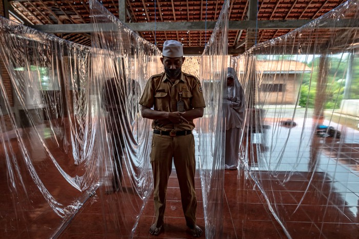 Saf Salat Bersekat Plastik Jamaah Thoriqoh Qodriyah Naqsabandiyah menunaikan salat dengan saf disekat plastik. Penggunaan sekat plastik pada saf shalat itu guna mencegah penyebaran virus Corona (COVID-19).