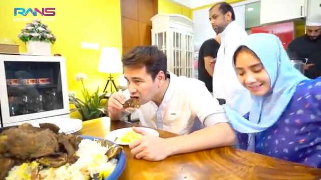 Syekh Ali Jaber masak nasi mandi untuk sahur