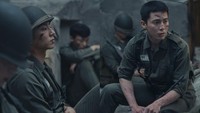 Lee Jae Kyoon (kanan) dan Lee Chan Dong (kiri) memerankan Hae Il muda. Karakter ini sangat dihormati oleh sesama rekan tentara. (Foto: Dok. Musikal Return: The Promise of the Day)