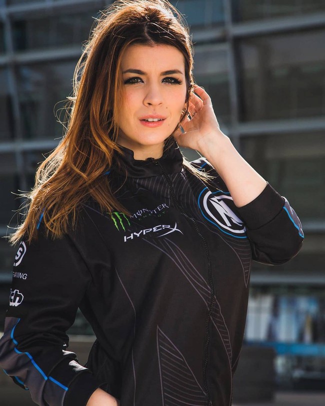 Beberapa waktu lalu Kat Gunn mengungkap kisahnya sebagai seorang gamer kepada Vogue Inggris. Ia mengaku bahwa memenangkan pertandingan berturut-turut dengan makeup dull dan high heels terasa tidak nyata terlebih kebanyakan saingannya adalah pria. Foto: Instagram @mystikgunn