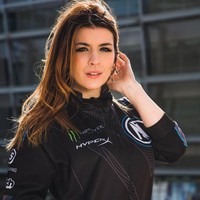 Beberapa waktu lalu Kat Gunn mengungkap kisahnya sebagai seorang gamer kepada Vogue Inggris. Ia mengaku bahwa memenangkan pertandingan berturut-turut dengan makeup dull dan high heels terasa tidak nyata terlebih kebanyakan saingannya adalah pria. Foto: Instagram @mystikgunn